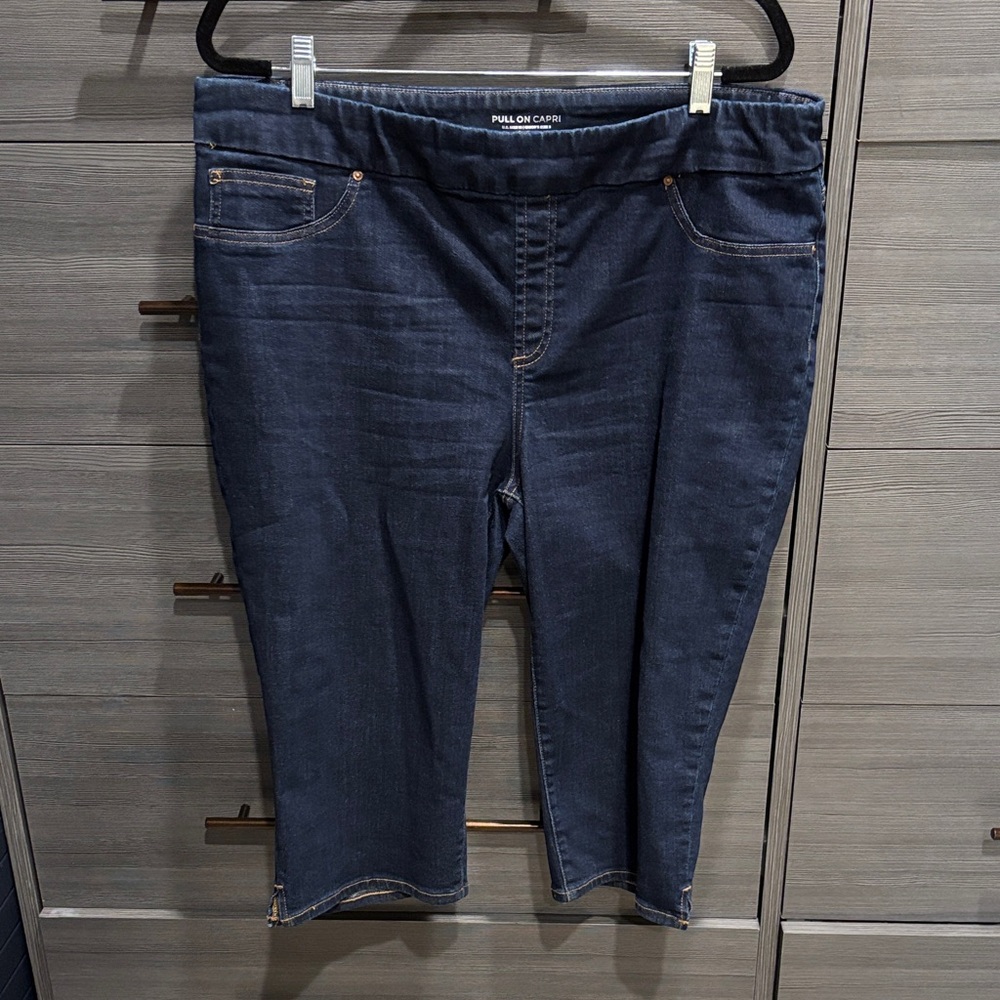 Chico’s stretch denim Pull On Capri (Chico size 3/US16)